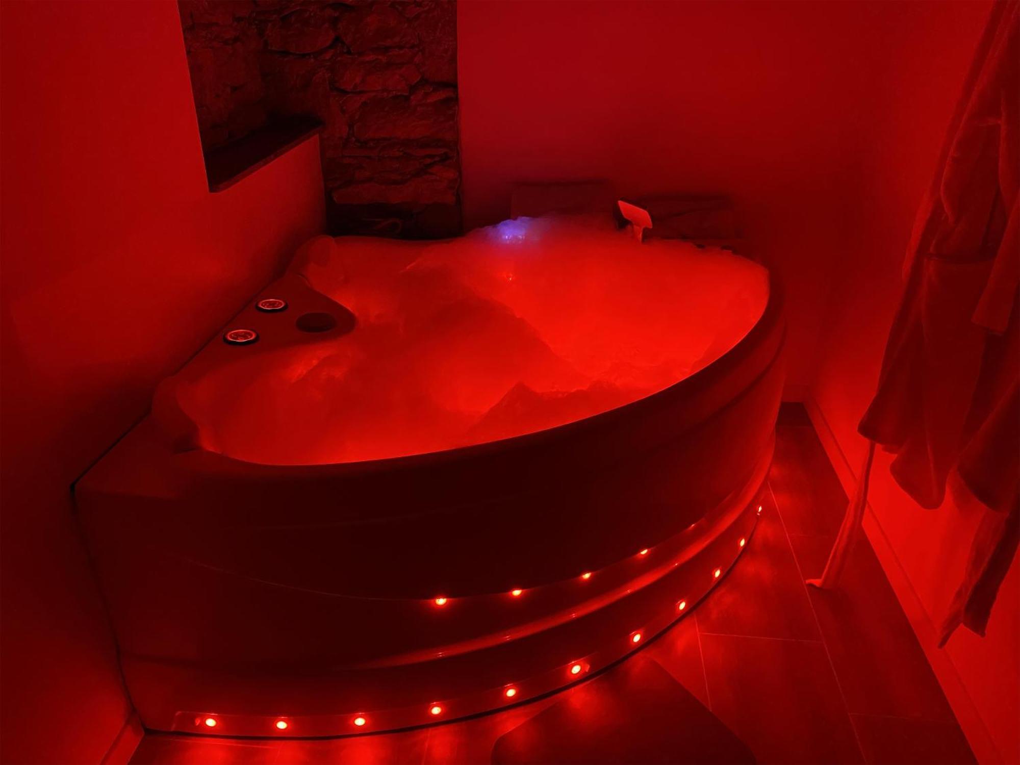 Love Room- Spa- Escale Amoureuse Puygaillard-de-Quercy المظهر الخارجي الصورة